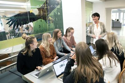 Elisabeth E. Hattens, uddannelsesleder på Handelsgymnasiet Ikast-Brande, ville gerne have taget i mod kommende elever til en fysisk rundvisning tirsdag aften, men det er ikke muligt på grund af forsamlingsforbuddet. Foto: Tom Laursen