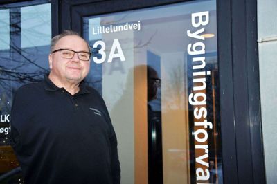 - Jeg kan tapetsere med én arm. Det er der mange med to, som ikke kan, siger Ejnar Marinus Jakobsen Bjerg, der som ung var udsat for en ulykke, der kostede den ene arm og en karriere som smed. Ulykken åbnede i stedet døren til foreløbig 40 år med en bred vifte af bygningsopgaver på Herningsholm Erhvervsskole & Gymnasier med afdelinger i både Ikast og Herning. Foto: Pr-foto