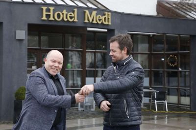Det tunge nøglebundt skiftede hænder på Torvet foran det traditionsrige Ikast-hotel. Overdragelsen fra Olesen-parret til Martin Strange skulle være sket ved en stor reception for hele byen, men på grund af corona-situationen kom det til at foregå i stilhed. Foto: Henrik Ole Jensen