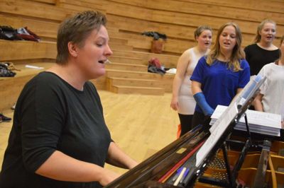 Musiklærer Kirsten Christiansen har fået ekstra tid til familien i den første måned af 2021. Ikast-Brande Gymnasium tog allerede i sensommeren konsekvensen af corona-situationen og gik ikke i gang med musical-forberedelserne. En beslutning som dengang var upopulær. - Som situationen er nu. er jeg godt nok glad for vi ikke gik i gang, siger Kirsten Christiansen. Foto: Steen Hebsgaard