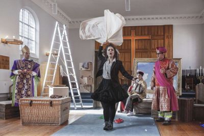 Brudstykker fra forestillingen Er Gud Hjemme kan nu opleves digitalt hjemme i stuerne over hele landet. Foto: Operaen i Midten/Photo Anders Hjerming, Redigeret af Camilla Winther