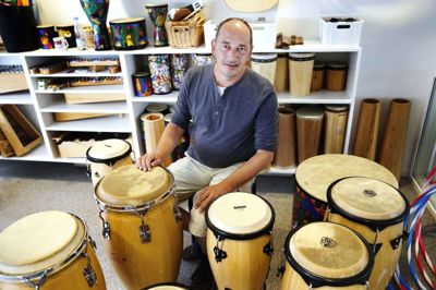 Flytningen er foregået ganske udramatisk, og de fleste ansatte i Ikast-Brande Musikskole har givet en hånd med, inklusive skolens leder Simon Lindegaard. Foto: Flemming Hansen Flemming Hansen