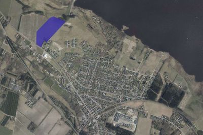 Det går forrygende med at sælge byggegrunde i Ikast-Brande Kommune, så derfor planlægges det nu at skabe nye udstykninger - blandt andet et nyt boligkvarter vest for Kragelundvej i Engesvang, her markeret med blåt. Illustration: Thomas Vang Nielsen