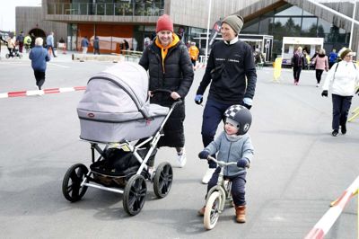 Stafet for Livet i Ikast fandt sted for første gang sidste år ved Hjertet. I år er stafetten aflyst, og landsindsamlingen til Kræftens Bekæmpelse er blevet rykket fra marts til i morgen. Det er i Hjertet, man kan få udleveret sin indsamlingsbøsse i morgen i Ikast-området. Foto: Flemming Hansen