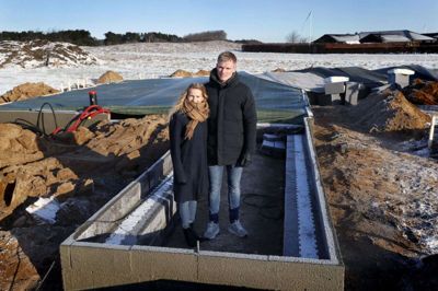 I den nye sæson af TV 2-programmet »3 X Beliggenhed« deltog 27-årige Malene Arnbjerg og 29-årige Jeppe Christensen. De fik fremvist flere boliger, men endte med at købe en kommunal byggegrund i Engesvang. Her et lille halvt år senere er nybyggerdrømmen nået så langt, at de begynder at kunne se konturerne af deres kommende hjem. Parret er fotograferet stående i det rum, der senere skal blive til redskabsskur ved siden af carporten. Foto: Flemming Hansen