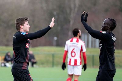 FC Midtjylland har godt gang i forberedelserne til foråret. Søndag blev det 3-1 over AaB i en træningskamp. Anders Dreyer (t.v.) og Awer Mabil var godt tilfredse. Foto: Tom Laursen