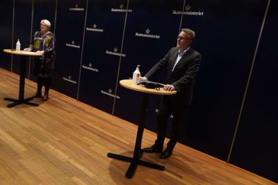 Skatteminister Morten Bødskov (S) og formand for CFU Rita Bundgaard forhandler om de statsansattes overenskomst. Her er de ved sættemøde til forhandlngerne 17. december.