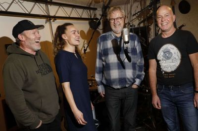 Henrik Amdi, Nicole Kølbæk, Bertil Bøje Jensen og Jan Jensen mødtes forleden i studiet for at fejre deres førsteplads på DR’s Dansktoppen. Foto: Henrik Ole Jensen
