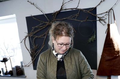 Conny Christensen kunne ikke undvære blomsterne og den kreative proces - og er derfor vendt tilbage til sit fag som blomsterdekoratør med eget værksted og butik. Foto: Flemming Hansen