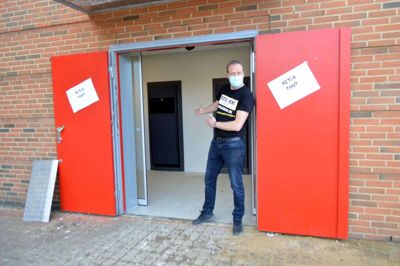 En ny flaskeautomat er installeret hos Løvbjerg Supermarked. Nu skal den tomme pantemballage afleveres direkte fra parkeringspladsen og ikke slæbes hele vejen ned gennem butikken. Købmand Søren Christensen glæder sig til, at de sidste småting også kommer på plads.tLaila Kempel