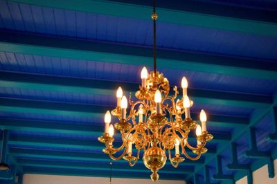 I 2003 blev Faurholt Kirke renoveret og udsmykket. Det lokale menighedsråd gik imod anbefalingerne fra de konsulenter, der rådgiver om kirkekunst, men fik alligevel biskoppens godkendelse til den markante udsmykning. Foto: privatfoto