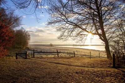 De naturskønne omgivelser ved Klosterlund Museum indbyder til en vandretur, men man kan også tage på skattejagt eller geocaching i området ved Bølling Sø. Foto: Privatfoto
