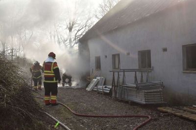 Der var en del røgudvikling i forbindelse med ladebranden på Linnebjergvej nord for Tulstrup, men der var ikke fare for andre bygninger. Foto: Flemming Thulstrup
