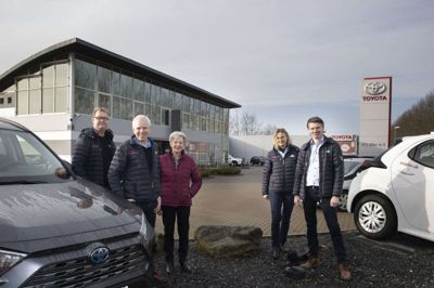 Fra venstre servicechef Bo Østergaard, servicerådgiver Per Nielsen har den højeste anciennitet hos Toyota i Ikast der for 50 år siden blev stiftet af Eva Vestergaards nu afdøde mand Leo Vestergaard, der startede bilhuset for 50 år siden. På billedet ses også bilrådgiver Morten W, Friis og administrende direktør i STS Hanne Juul Jensen. Foto: Tom Laursen.
