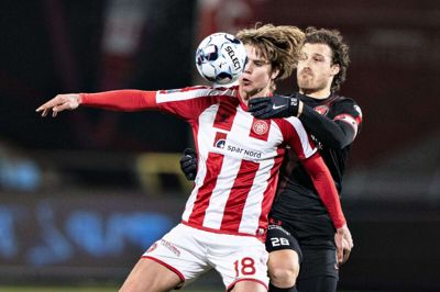 Erik Sviatchenko havde godt styr på Martin Samuelsen og de øvrige AaB’ere i fredagens kamp, som FCM vandt 2-0. Dermed er der lagt op til et ægte topbrag på søndag mod Brøndby, der er et enkelt point foran »ulvene«. Foto: Henning Bagger/Ritzau Scanpix