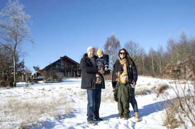 Et ægtepar fra Nørrebro havde sagt deres job op, solgt deres ejerlejlighed og ville egentlig rejse til Bali på ubestemt tid. Men så opdagede de et bjælkehus i Midtjylland. Huset er nu deres, børnene er begyndt i børnehave og vuggestue i Bording, og hele familien nyder nu det nye hjem og den gigantiske have. Foto: Tom Laursen