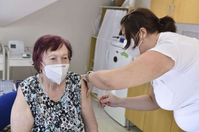 Ældre i Frankrig i alderen 65 til 75 år kan nu også få AstraZenacas vaccine, hvis de for eksempel har sukkersyge eller højt blodtryk. (Arkivfoto.)