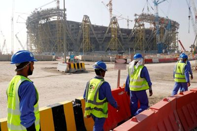 Gæstearbejdere bygger de store stadioner, der til næste år tages i brug ved VM i Qatar. I sidste uge opgjorde den britiske avis The Guardian, at mere end 6500 gæstearbejdere har mistet livet, siden Qatar i 2010 blev tildelt værtskabet. (Arkivfoto).