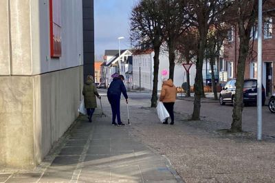Når voksne og pædagoger fra Dagcentret Regnbuen går tur i Ikast, er det altid bevæbnet med skraldeposer og gribetang, så byen forbliver ren og pæn. Foto: Anne Cecilie Emmery