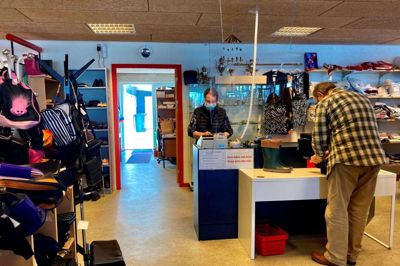 Mandag kunne butikkerne landet over åbne for første gang i lang tid, og hos Røde Kors Genbrug på Strøget i Ikast var de ansatte glade for endelig at kunne tjene penge ind til et godt formål igen. Foto: Anne Cecilie Emmery