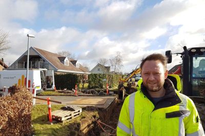 Jakob Stenholt, distributionsleder hos Energi Ikast fortæller, at prisen for at tilslutte boligen til fjernvarmenettet er blevet halveret. Foto: Thomas Vang Nielsen