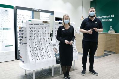 Louis Nielsen i Ikast kunne torsdag byde kunder indefor i total ny-renoverede lokaler. Souschef Rikke Mikkelsen og chefoptiker Mads Plashede er meget glade for butikkens nye, lyse og indbydende lokaler. Foto: Henrik Ole Jensen