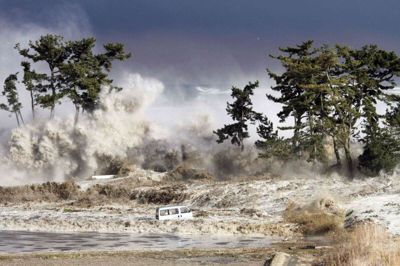 Der var meldinger om bølger op til 40 meters højde, da et jordskælv i Japan 11. marts 2011 udløste en tsunami. Her ses bølger fra tsunamien ramme kysten i Fukushima-området. (Arkivfoto).