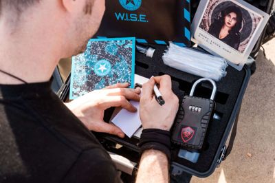 Når deltagerne kaster sig ud i en City Escape-opgave, får de udleveret en iPad og en kuffert fyldt med gadgets, som de skal bruge til at løse opgaverne. Til missionen »Operation Mindfall« skal der eksempelvis blandes væsker for at skabe en antivirus. Foto: PR-foto