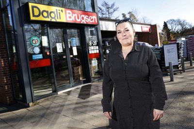 Det er kun halvandet år siden, at Helle Faurholt tiltrådte som brugsuddeler i Dagli’Brugsen i Engesvang. Nu har Coop besluttet at lukke den og 11 andre butikker. Foto: Flemming Hansen