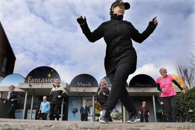 LOF skoleleder Charlotte Larsen glæder sig over, at skolen nu må åbne op for den indendørs bevægelsestræning. Hun har dog allerede tilbudt flere hold at træne udenfor. På billedet er det skolens Ballroom fitnesse, der er igang. Foto: Henrik Ole Jensen
