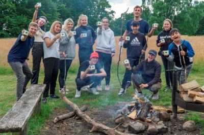 Blå Kors ønsker at give børn og unge socialt samvær og et pusterum ovenpå et år med corona. Derfor sender de dem på sommerlejr på Hestlund Efterskole i Bording. Foto: PR-foto