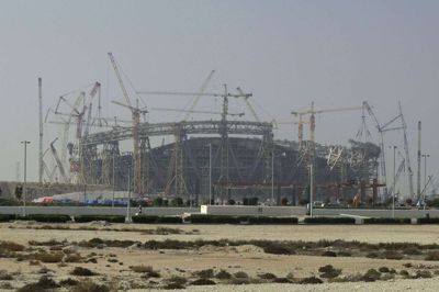 Qatar har bygget flere nye stadioner for at gøre klar til næste års VM. Forberedelserne til VM har kostet flere tusinde migrantarbejdere livet. (Arkivfoto).