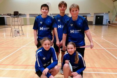 Ikast FS Badminton har tjent 16.814 kroner ved at sælge skrabelodder til Diabetesforeningens. Det giver klubben råd til at udvikle sig og et nyt klublokale er blevet indrettet. Her ses fem af de spillere, som havde meldt sig som koordinatorer under indsamlingen. Foto: PR-foto