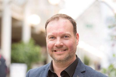 Søren Merrild Kirkegaard fra EDC Ikast er stolt af, at butikken er blevet kåret som den bedste mæglerbutik i lokalområdet, og ser det som et bevis på, at kunderne er glade for butikken. Foto: PR-foto