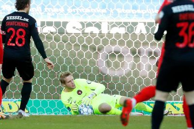 Jonas Lössl med et sikkert greb om bolden i mandagens 4-0-sejr over AGF. Foto: Tom Laursen