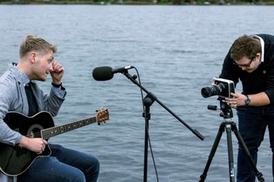 Oliver Verwold (t.v.) producerer musik under kunstnernavnet Zinity, og han står bag musikken i kortfilmen, mens Oliver Birk Wisholm har været instruktør på projektet. Foto: Privatfoto