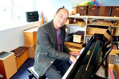 Simon Lindegaard, musikskoleleder i Ikast-Brande undrer sig over, at regeringen heller ikke til denne genåbning har tænkt de kommunale musikskoler ind. Er vi glemt igen, spørger han med en direkte opfordring til, at nogen tager ansvar og kommer med en melding om, hvornår han igen må invitere sine elever indenfor. Foto: Laila Kempel