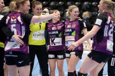 HIH-spillerne i jubel, efter at sejren var i hus. Foto: Henrik Ole Jensen