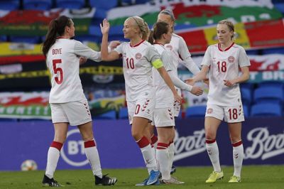 Pernille Harder tiljubles efter at have bragt Danmark på 1-0 midtvejs i første halvleg.