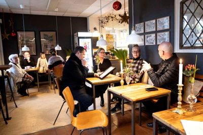 I næste uge må caféer og restauranter som Jernbanecaféen i Ikast igen åbne for spisende gæster både ude og inde. Foto: Tom Laursen