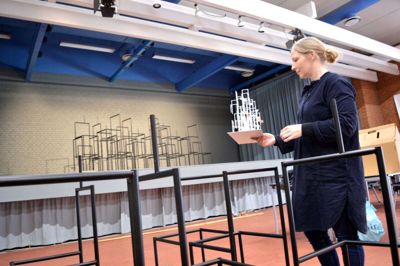 I første omgang var de 36 enheder stillet på gulvet og blev langsomt flyttet op på podiet, hvor kunstner Ditte Hammerstrøm selv stod i spidsen for at samle sit værk »Stabelstol«. Foto: Laila Kempel