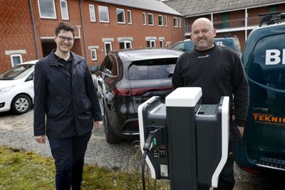 Hotelbestyrer Asger Månsson sammen med indehaveren af Blåhøj El, John Hansen. Bag Asger Månsson sesden første »tørstige« elbil fra Ejner Hessel. Foto: Flemming Hansen