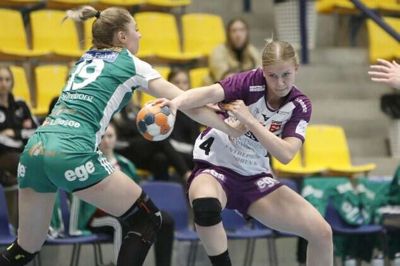 HIH’s Michala Møller udfordrer Silkeborg-Voels Anna Nielsen på vej mod en sikker sejr. Foto: Henrik Ole Jensen