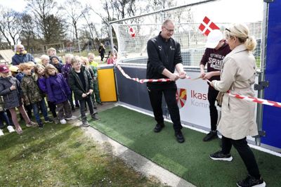 Anders Lindberg, med sønnen Casper, som fik lov at klippe snoren. Til højre ses afdelingsleder på Isenvad Skole, Hanne Bjelke Britorn. Foto: Flemming Hansen