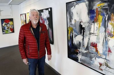 75-årige Lars Mortensen fra Ikast er aktuel med en ny kunstudstilling på Ikast Bibliotek. Foto: Flemming Hansen