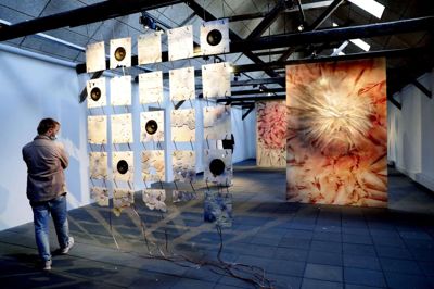 Maj Kjærsigs keramiske værker og Johanne Rude Lindegaards malerier spillede sammen med arkitekturen i Kunstpakhuset til udstillingen »Kraftfelter«. Foto: Henrik Ole Jensen