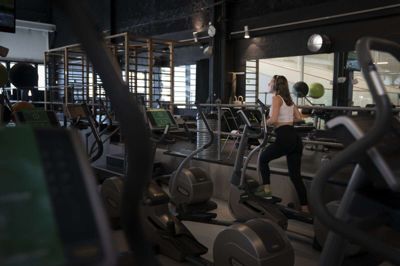 Fra torsdag kan voksne igen gå i fitnesscenter og træne. (Arkivfoto) Tobias Kobborg/Ritzau Scanpix
