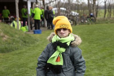 Godt klædt på med gul tophue og stribede vanter havde Jesper Sørensen en aktiv dag til Stafet for Livet i Faurholt. Han gik ni kilometer og havde med sin lokale arbejdsgiver en sponsoraftale om, at det betød 15.000 kroner til et godt formål. Foto: Tom laursen