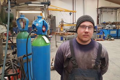 Cortenstål vinder indpas som materiale til eksempelvis højbede i haven, men metallet med den dekorative rustrøde farve har også mange andre anvendelsesmuligheder i haveindretningen, fortæller Nicolai Madsen, der er indehaver af NM Smed & Montage på Løhdesvej i Engesvang. Foto: Thomas Vang Nielsen