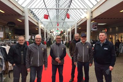 Lions Club vil på flere måder gerne hjælpe til og gøre en forskel. Også i bymidten, hvor de altid står klar med den røde løber. Foto: Privat